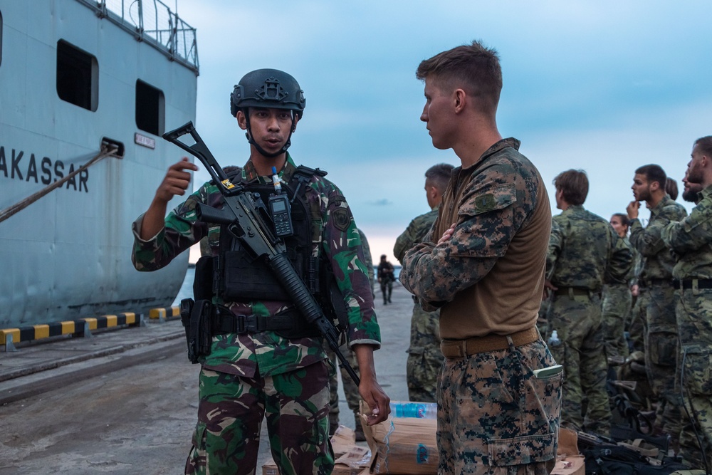 Super Garuda Shield 25: U.S. Marines, ROK Marines, Indonesian Armed Forces board KRI Makassar (MKS 590)