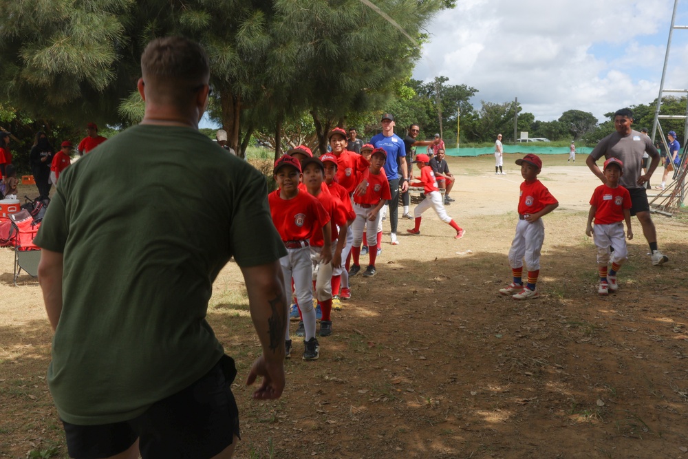 HMH-462 Marines play baseball with local youth team
