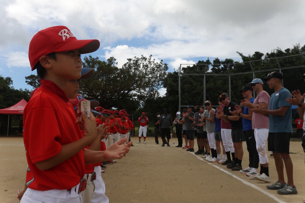 HMH-462 Marines play baseball with local youth team