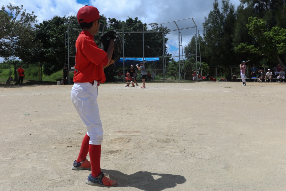 HMH-462 Marines play baseball with local youth team