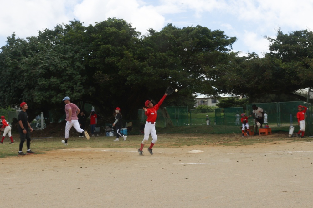 HMH-462 Marines play baseball with local youth team