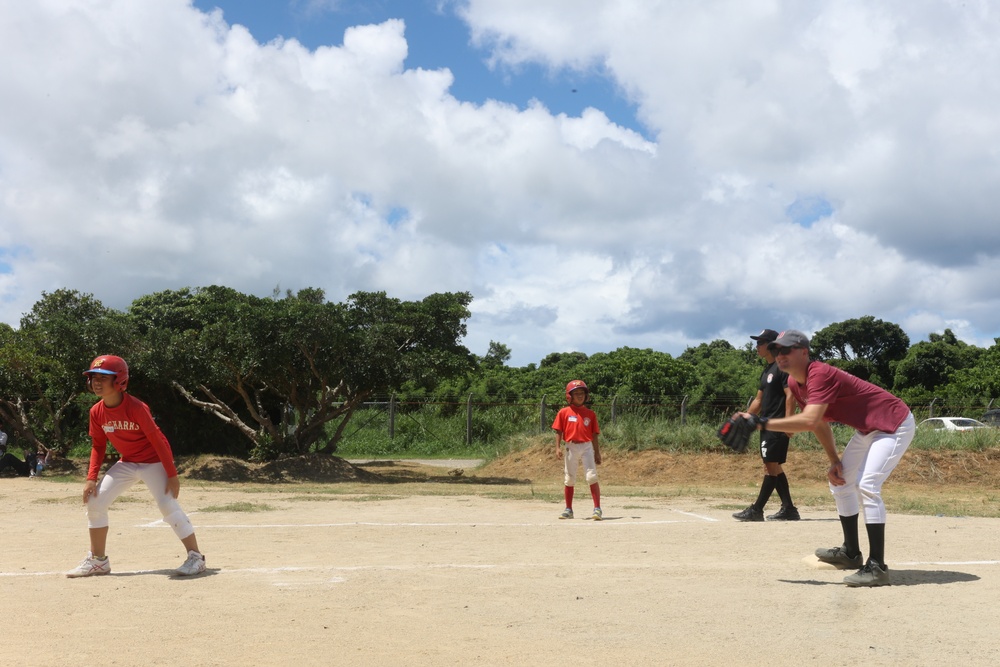HMH-462 Marines play baseball with local youth team