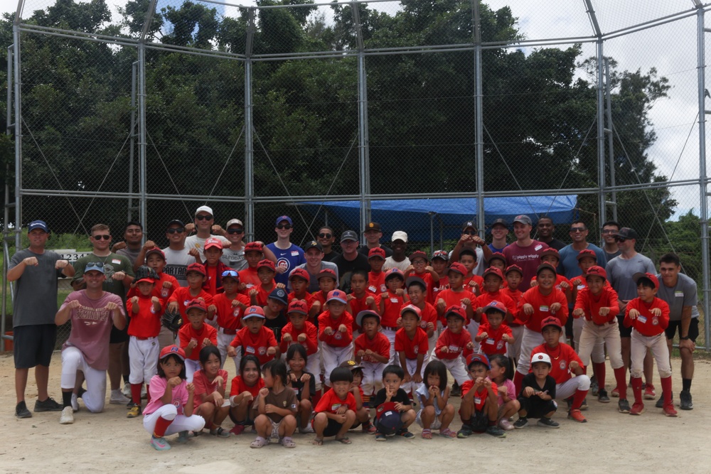 HMH-462 Marines play baseball with local youth team