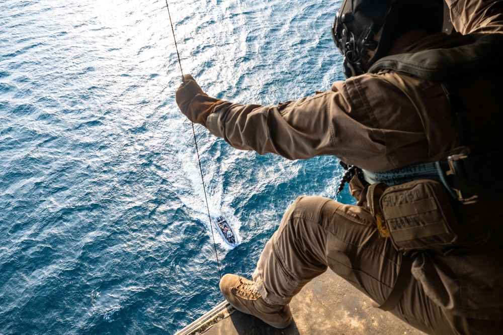 CJTF-HOA, 406 AEW conduct joint water hoist operations