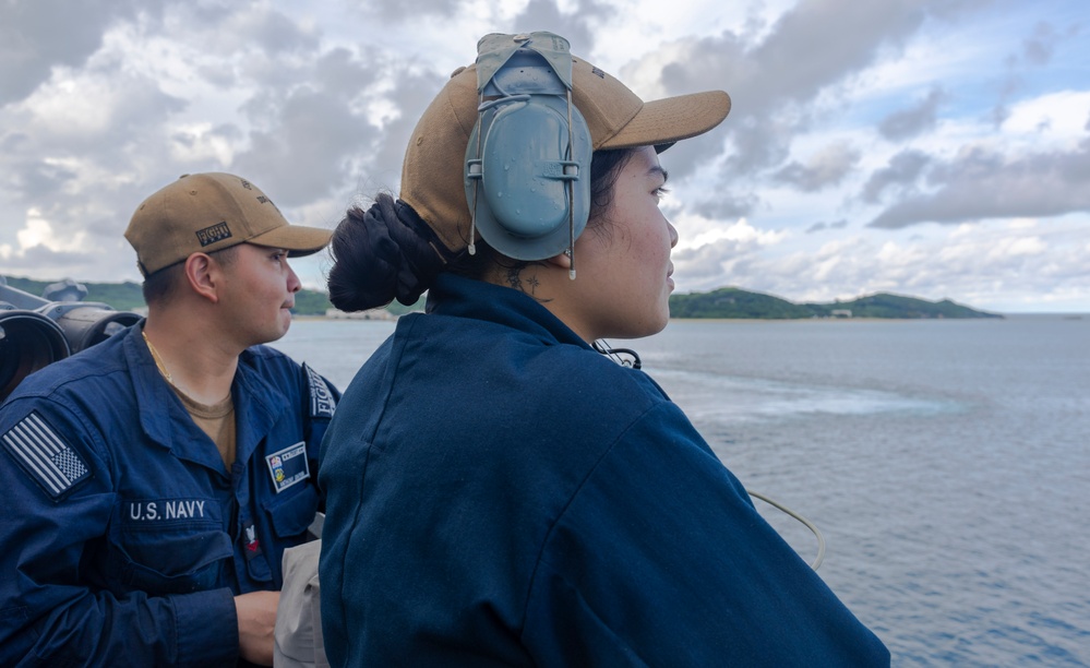 Departing Okinawa, USS Dewey (DDG 105)