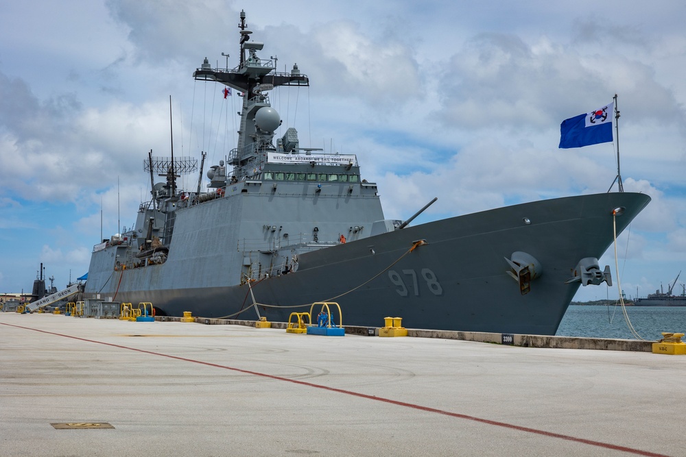 Pacific Vanguard 25 | U.S., Japan, and South Korean service members strengthen ties with naval gunfire drills