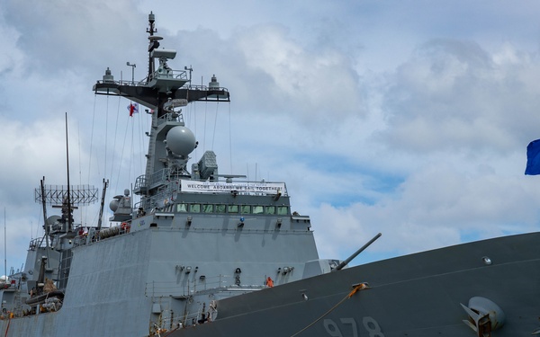 Pacific Vanguard 25 | U.S., Japan, and South Korean service members strengthen ties with naval gunfire drills