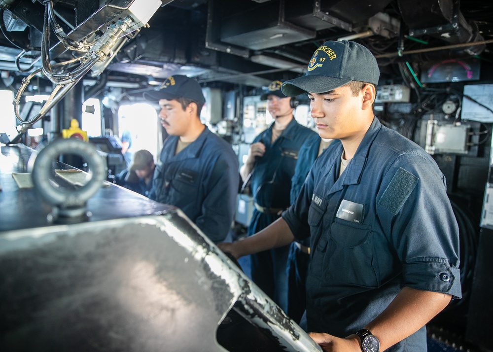 USS Mitscher (DDG 57) Sailor mans bridge helm