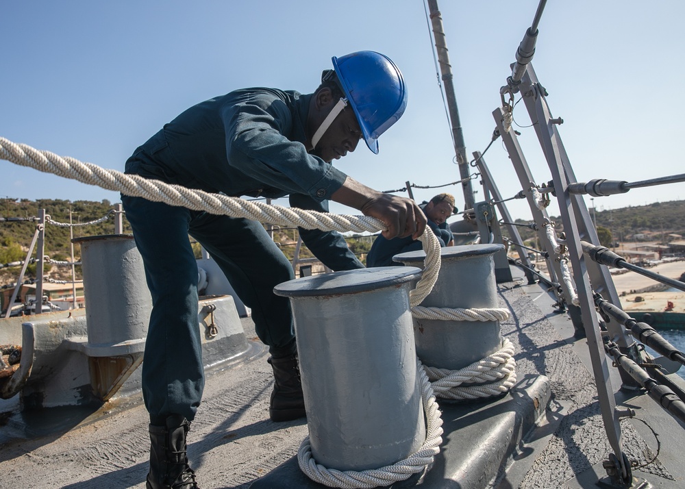 USS Mitscher (DDG 57) secures mooring line