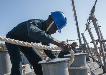 USS Mitscher (DDG 57) secures mooring line