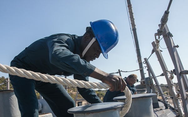 USS Mitscher (DDG 57) secures mooring line