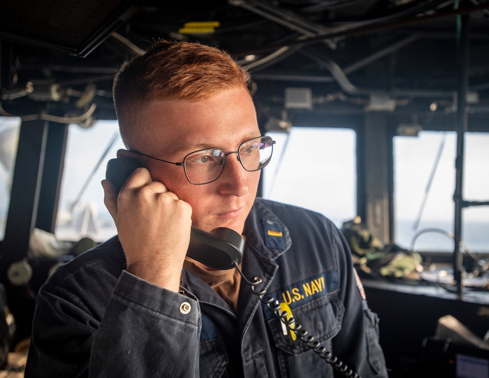USS Higbee Conducts Watchstanding on the Bridge