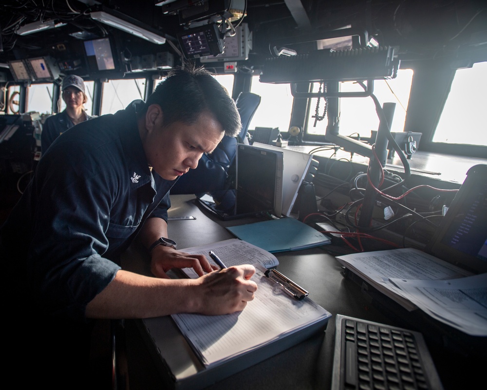 USS Higbee Conducts Watchstanding on the Bridge