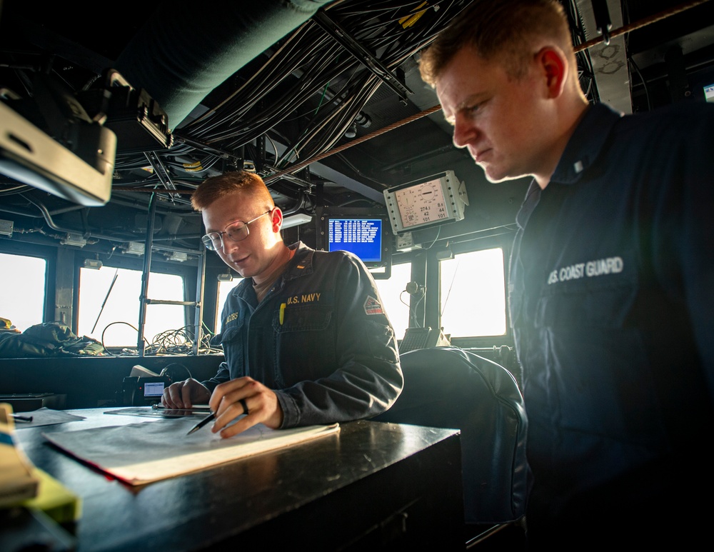 USS Higbee Conducts Watchstanding on the Bridge