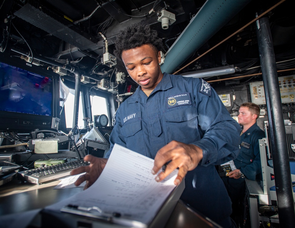 USS Higbee Conducts Watchstanding on the Bridge