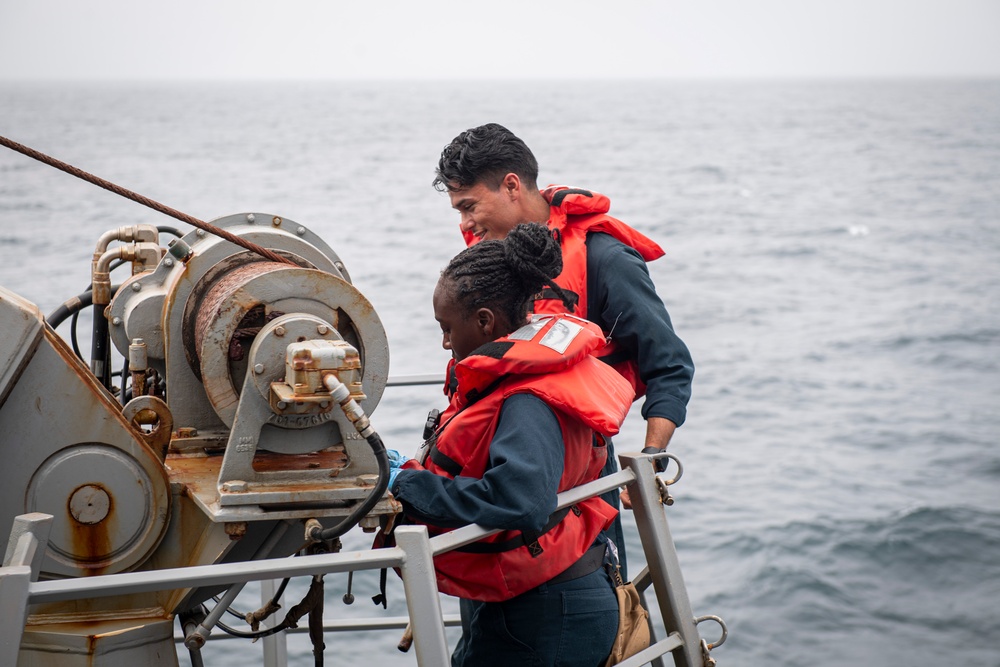 USS Higbee Sailors Conduct Maintenance on Davit