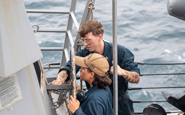 USS Higbee Sailors Conduct Maintenance on Davit