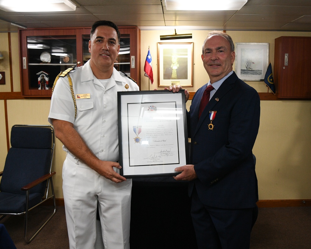 Retired U.S. Navy Captain Receives the Naval Medal of Honor for Merit from Chilean Navy Retired U.S. Navy Captain Receives the Naval Medal of Honor for Merit from Chilean Navy