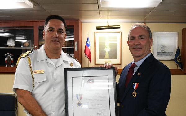 Retired U.S. Navy Captain Receives the Naval Medal of Honor for Merit from Chilean Navy