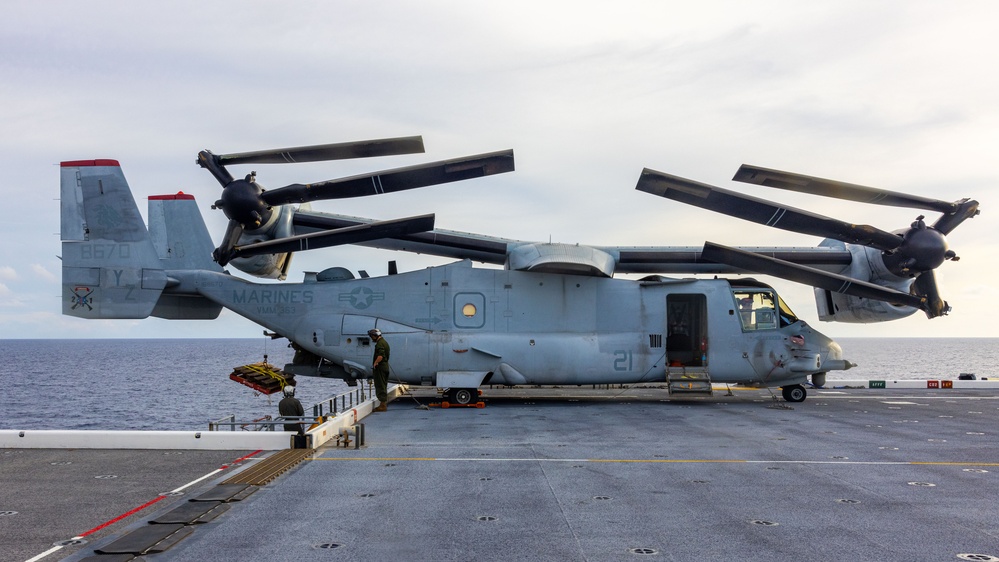 MRF-D 25.3: VMM-363 conducts MV-22B hoist drills aboard the USS Miguel Keith