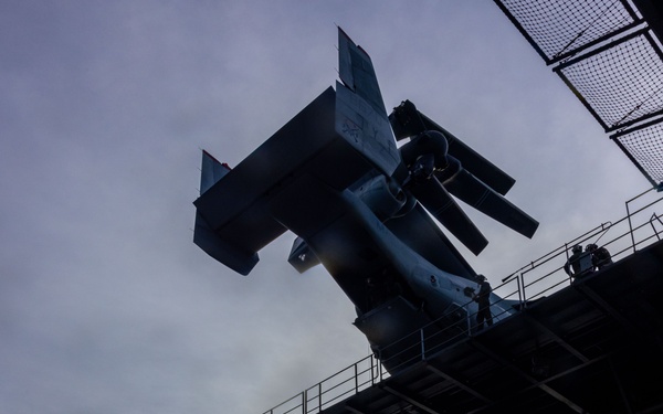 MRF-D 25.3: VMM-363 conducts MV-22B hoist drills aboard the USS Miguel Keith