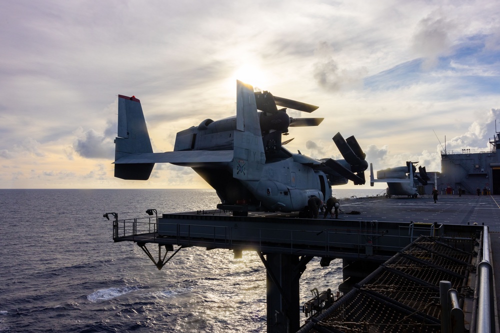 MRF-D 25.3: VMM-363 conducts MV-22B hoist drills aboard the USS Miguel Keith