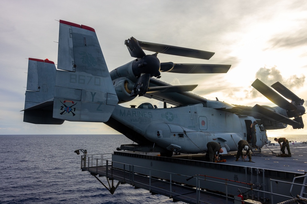 MRF-D 25.3: VMM-363 conducts MV-22B hoist drills aboard the USS Miguel Keith