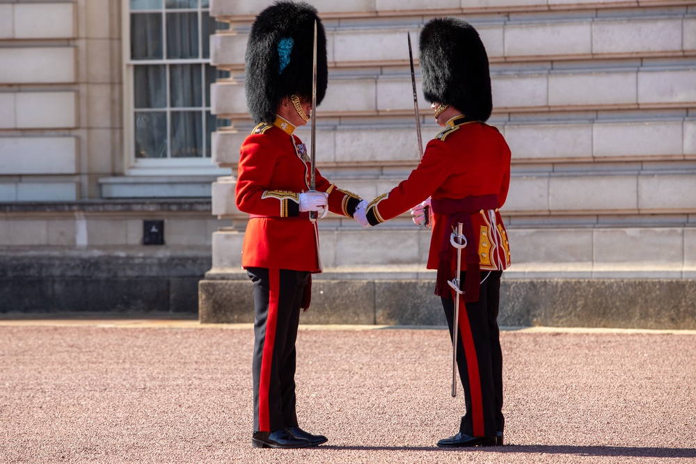 Fife and Drum Corps performs at Buckingham Palace Changing of the Guard