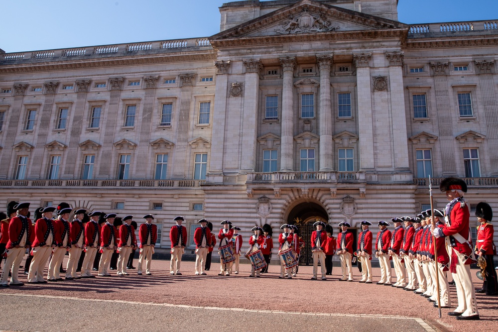 Fife and Drum Corps performs at Buckingham Palace Changing of the Guard