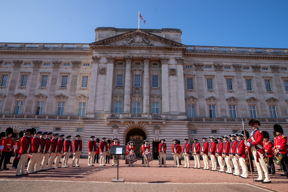 Fife and Drum Corps performs at Buckingham Palace Changing of the Guard