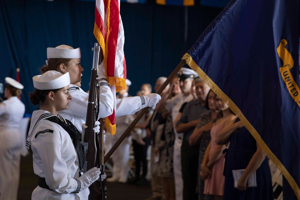 Kearsarge Conducts Change of Command Ceremony