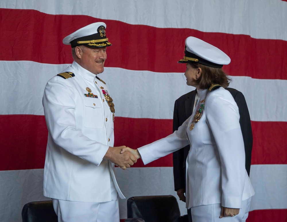 Kearsarge Conducts Change of Command Ceremony