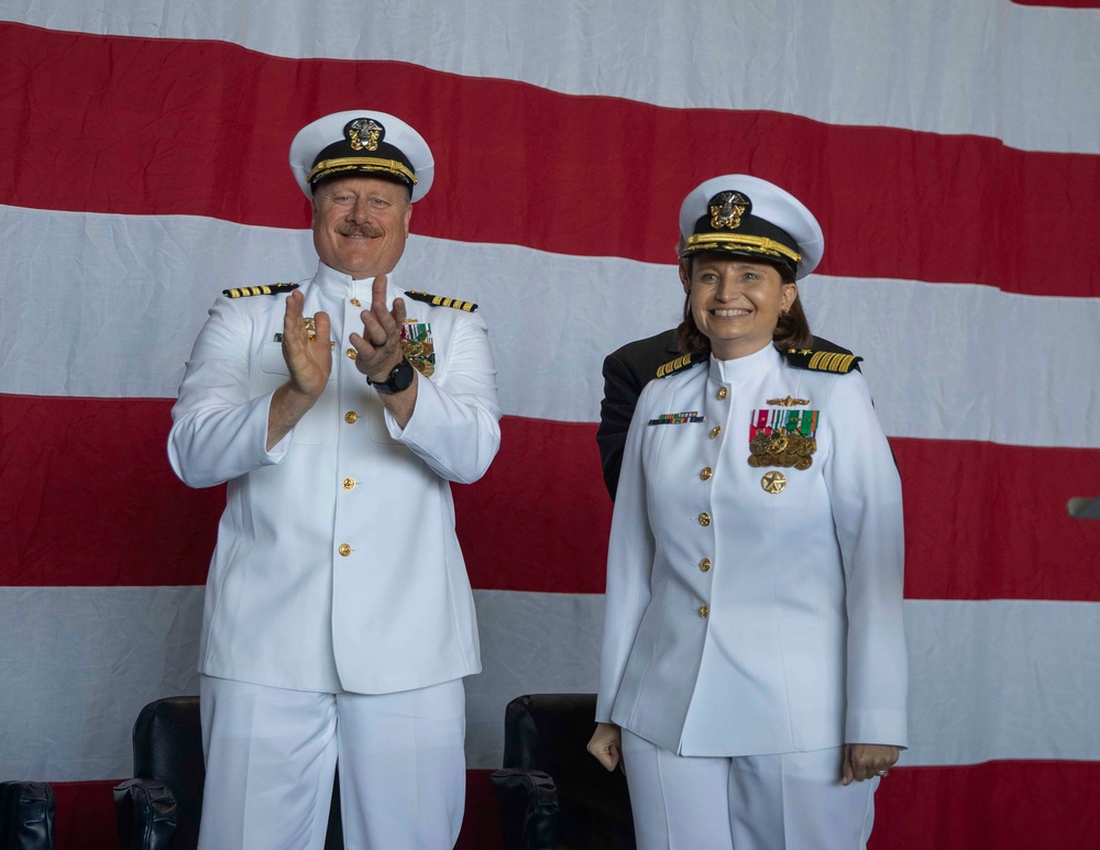 Kearsarge Conducts Change of Command Ceremony