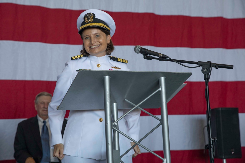 Kearsarge Conducts Change of Command Ceremony