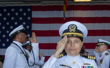 Kearsarge Conducts Change of Command Ceremony