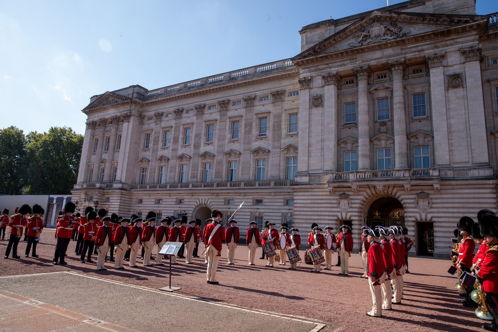 Fife and Drum Corps performs at Buckingham Palace Changing of the Guard