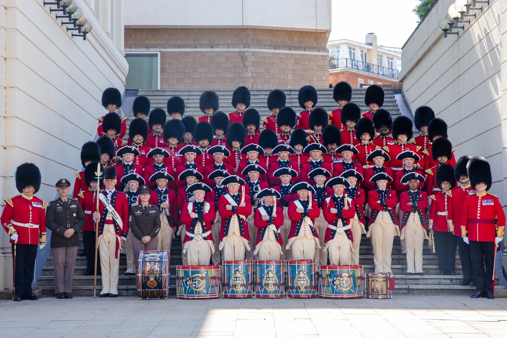 Fife and Drum Corps performs at Buckingham Palace Changing of the Guard