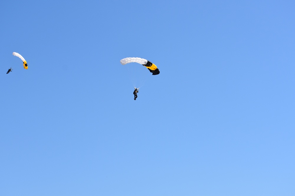 Black Knights Demonstrate Aerial Unity