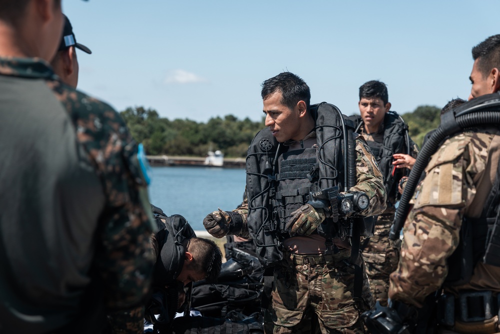 UNITAS 2025: Multinational forces conduct dive operations together