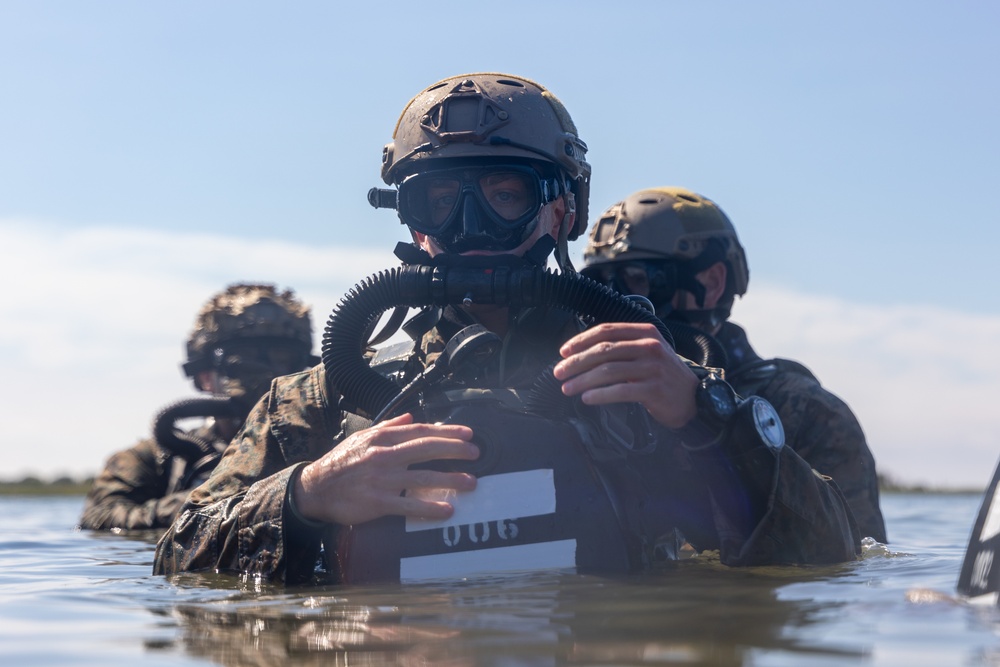 UNITAS 2025: Multinational forces conduct dive operations together