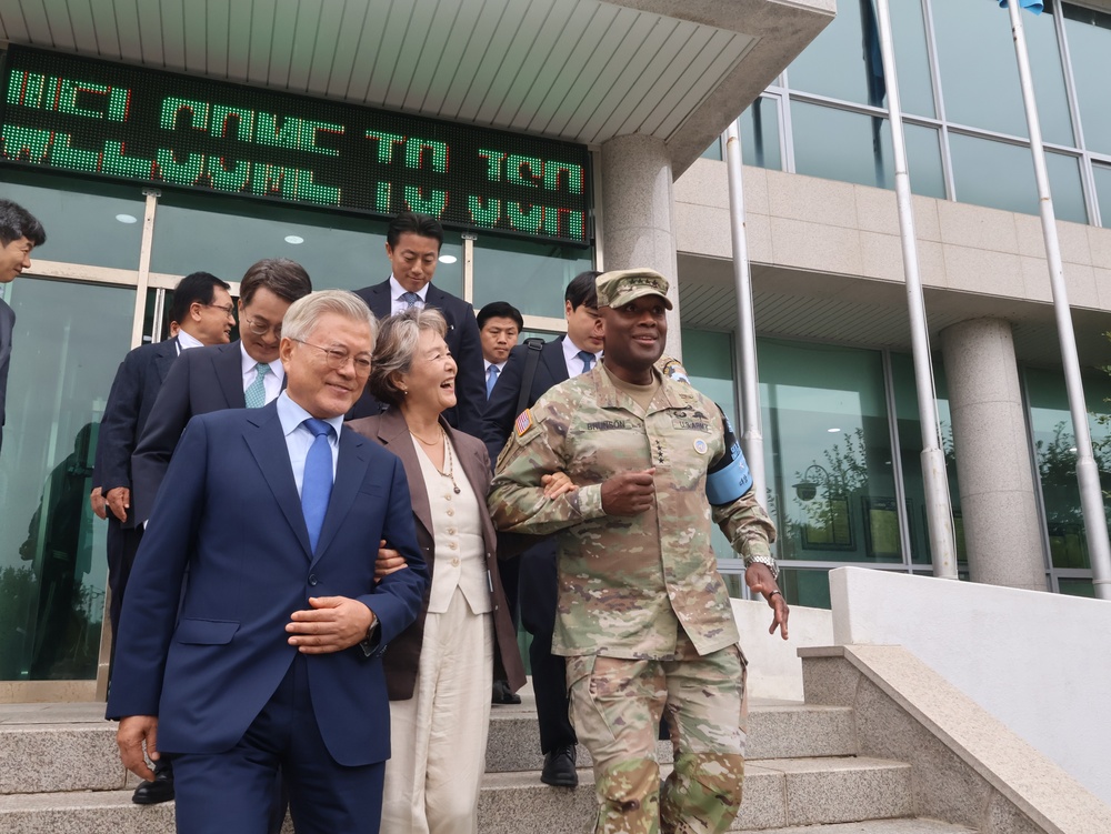 Former South Korean President visits Korean DMZ to commemorate diplomacy with North Korea Former South Korean President visits Korean DMZ to commemorate diplomacy with North Korea
