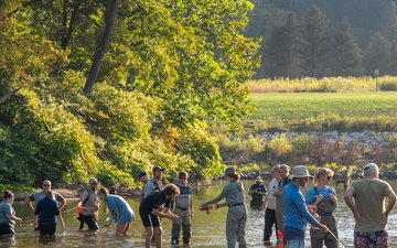 Agencies Team Up to Restore Native Mussels in the Cuyahoga River