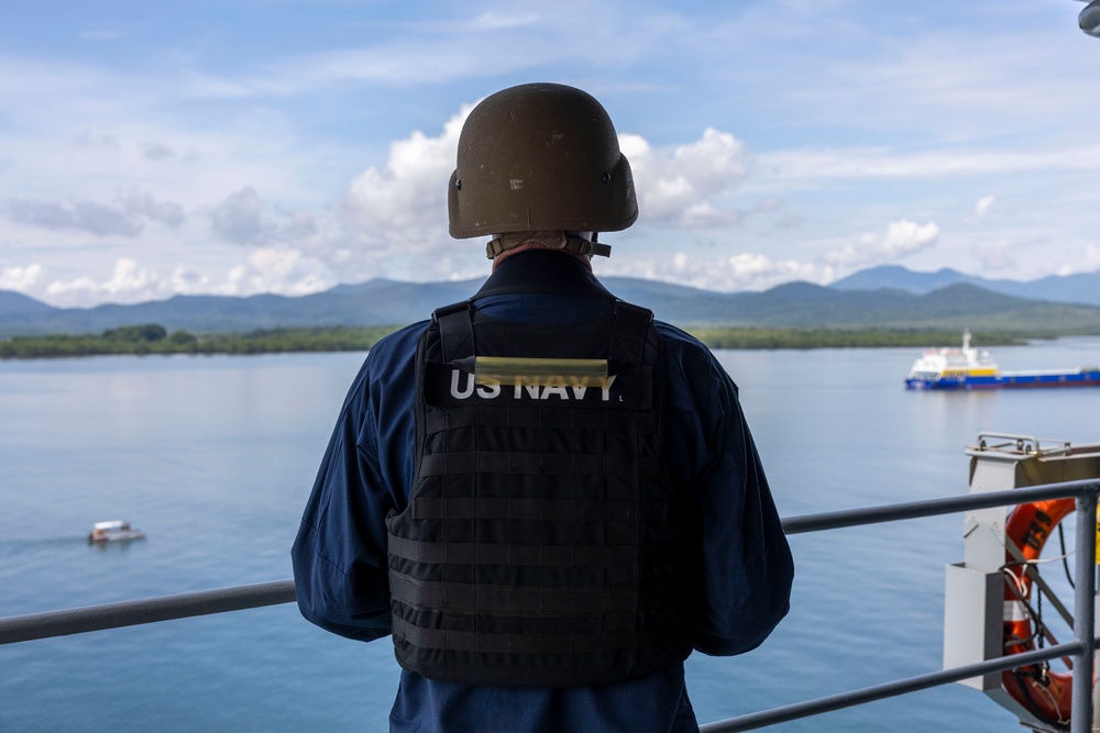 USS Frank Cable (AS 40) arrives in Puerto Princesa