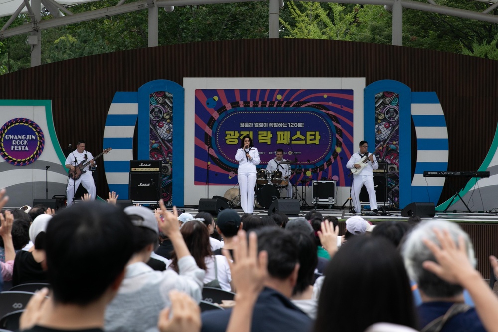 U.S. 7th Fleet Band Performs at Seoul Children's Grand Park