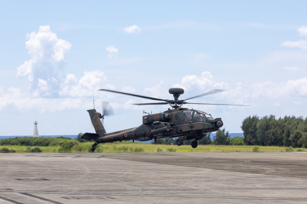 U.S. Marines, Sailors, Japan Ground Self-Defense Force members refuel AH-64 Apaches with MV-22B Ospreys
