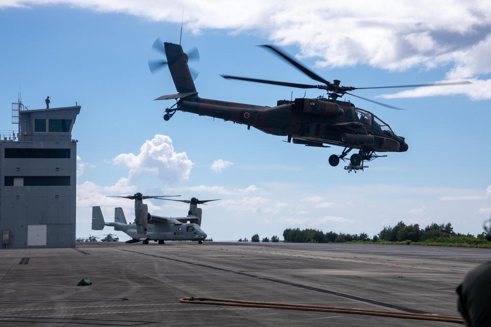 U.S. Marines, Sailors, Japan Ground Self-Defense Force members refuel AH-64 Apaches with MV-22B Ospreys