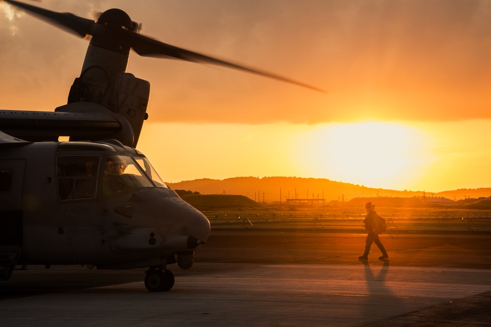 U.S. Marines, Sailors, Japan Ground Self-Defense Force members refuel AH-64 Apaches with MV-22B Ospreys