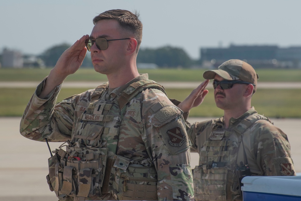 Defenders lead patriotic start to Andrew air show Defenders lead patriotic start to Andrew air show