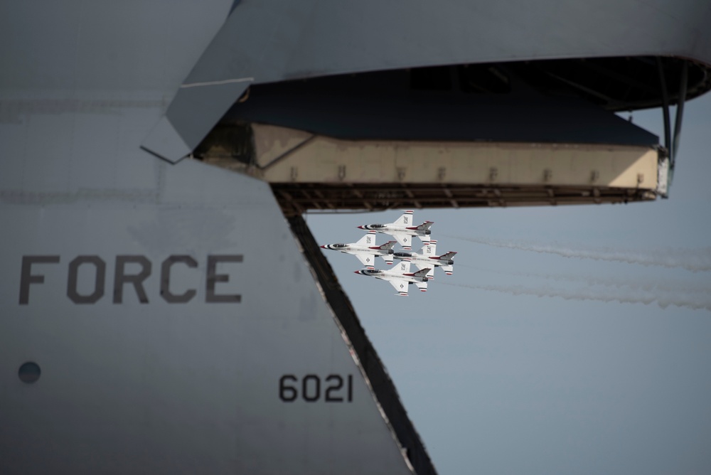 Thunderbirds soar behind Super Galaxy Thunderbirds soar behind Super Galaxy