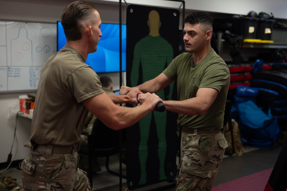 TNNG Soldiers practice combatives